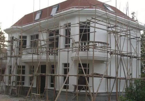 分享：網(wǎng)友自建二層小別墅，3個(gè)半圓外飄陽臺(tái)的特殊造型成亮點(diǎn)！