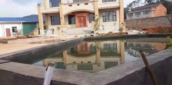 分享：網(wǎng)友自建三層別墅過程，大門花了6萬，大家看值不值!