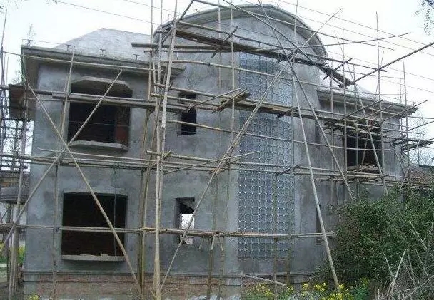 分享：網(wǎng)友自建二層小別墅，3個(gè)半圓外飄陽臺(tái)的特殊造型成亮點(diǎn)！