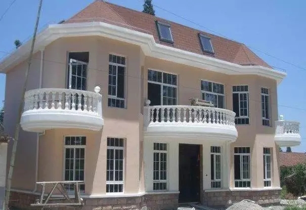 分享：網(wǎng)友自建二層小別墅，3個(gè)半圓外飄陽臺(tái)的特殊造型成亮點(diǎn)！