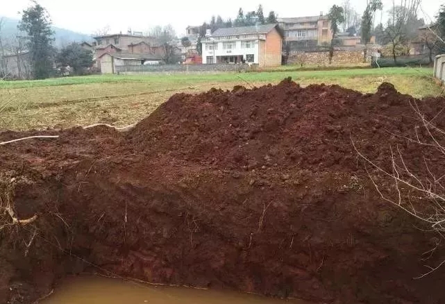 分享：網(wǎng)友自建三層別墅過程，大門花了6萬，大家看值不值!