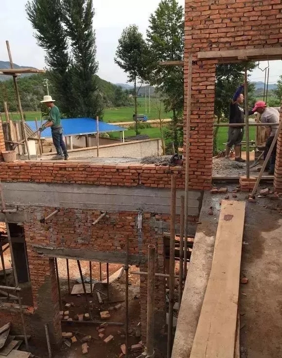 分享：網(wǎng)友自建三層別墅過程，大門花了6萬，大家看值不值!