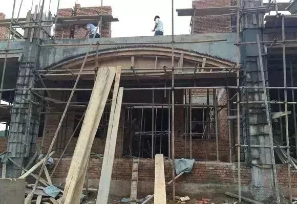 分享：網(wǎng)友自建三層別墅過程，大門花了6萬，大家看值不值!