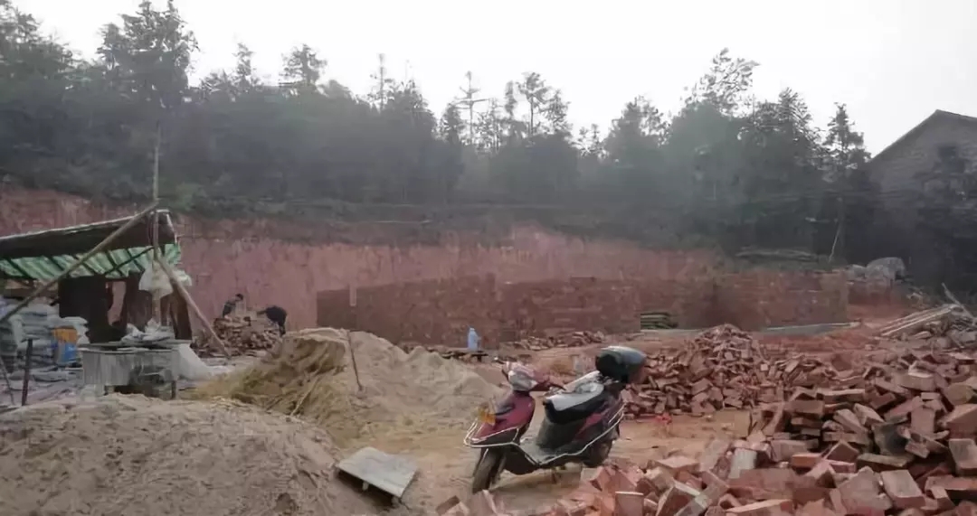 這才叫享福！網(wǎng)友分享兄弟姐妹眾力給老母親農(nóng)村自建房過程！