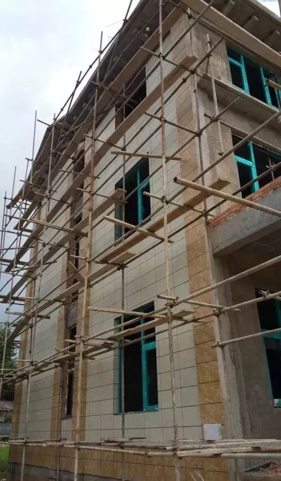 分享：網(wǎng)友自建三層別墅過程，大門花了6萬，大家看值不值!