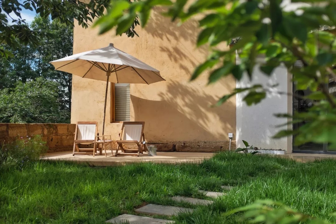 他用行動(dòng)表達(dá)愛(ài)，將牛棚改成了300㎡的別墅送老婆