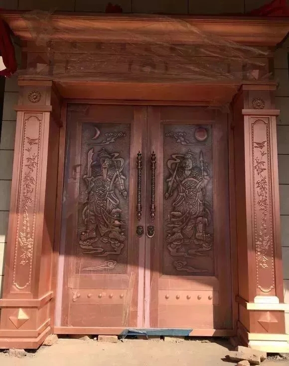 分享：網(wǎng)友自建三層別墅過程，大門花了6萬，大家看值不值!